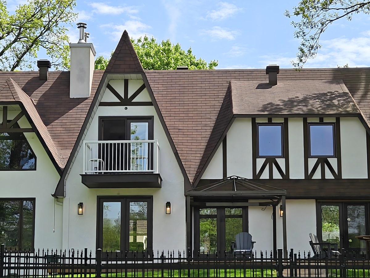 Maison Tudor SIFE blanc Montréal